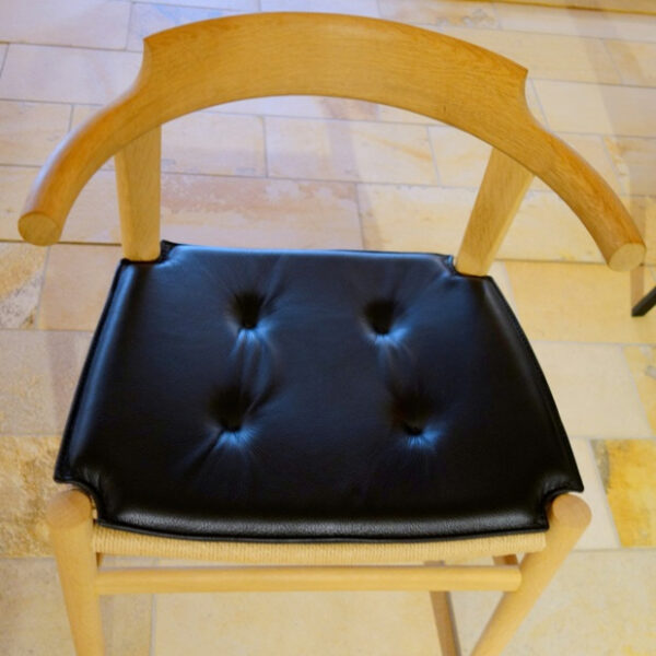 hynde til pp68 wegner stol i sort læder set på stol i eg