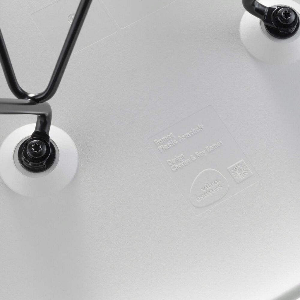 detaljebillede af stemplet på hvid DAW Eames stol i plast