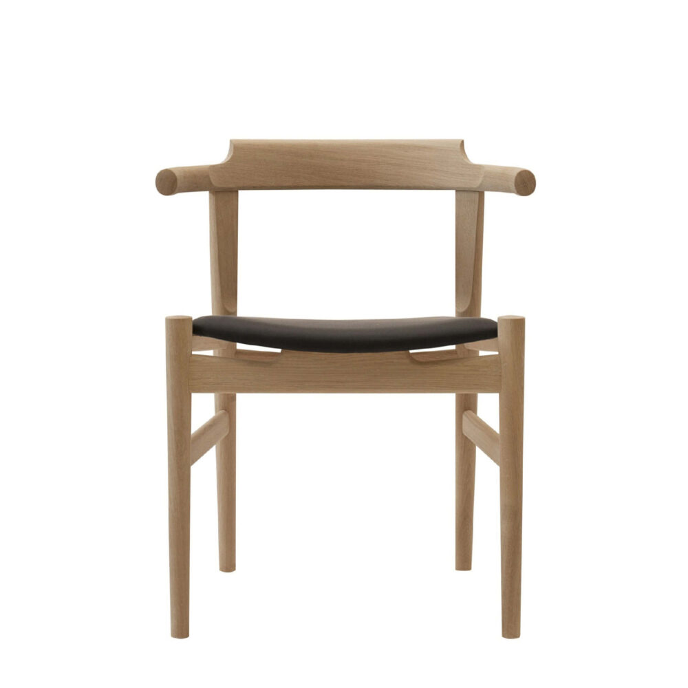 Produktbillede af den klassiske Wegner pp58 stol i eg med læder set forfra - hvid baggrund