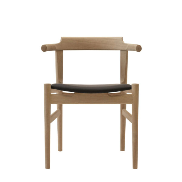 Produktbillede af den klassiske Wegner pp58 stol i eg med læder set forfra - hvid baggrund