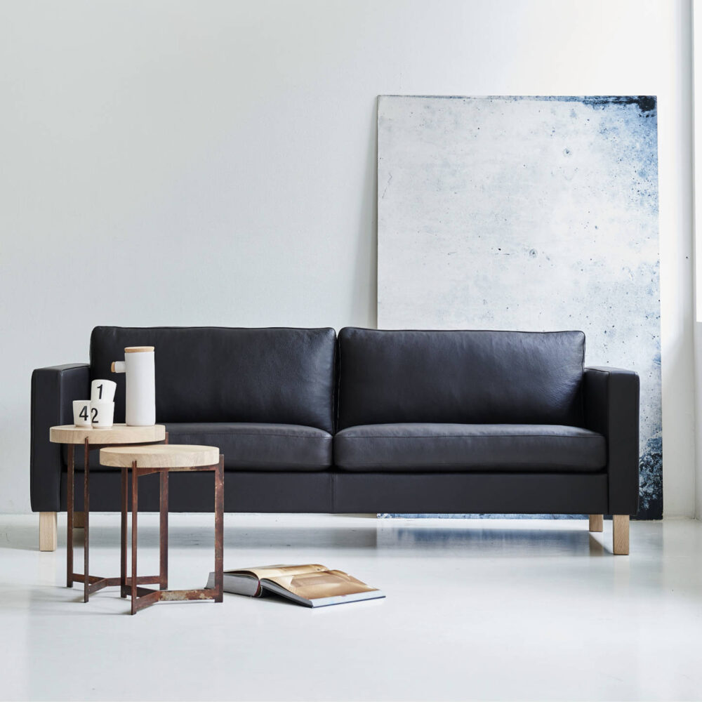 mogens hansen læder sofa i sort set i udstilling med sofabord