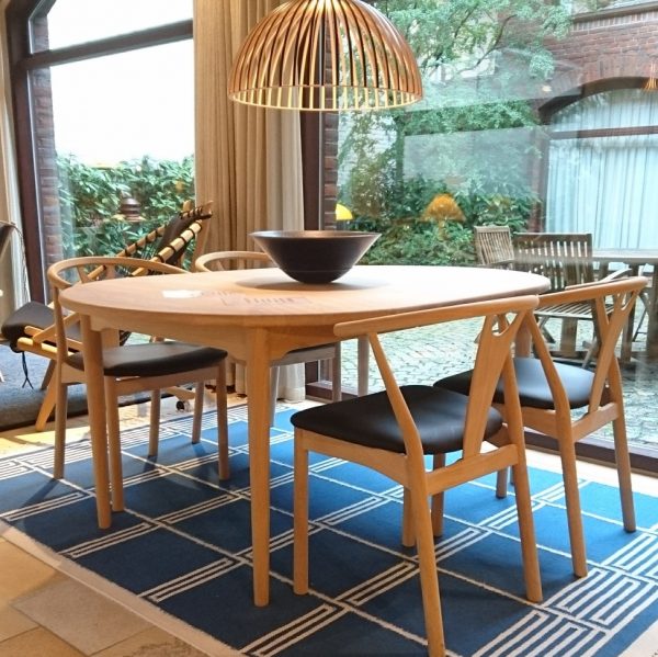Andreas Hansen spisebord med 2 plader og 4 stole