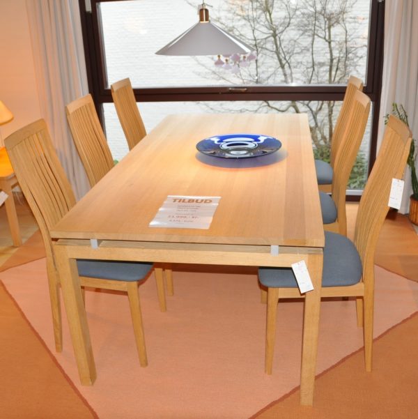 Spisebord eg massiv med 2 armstole og 6 spisestole