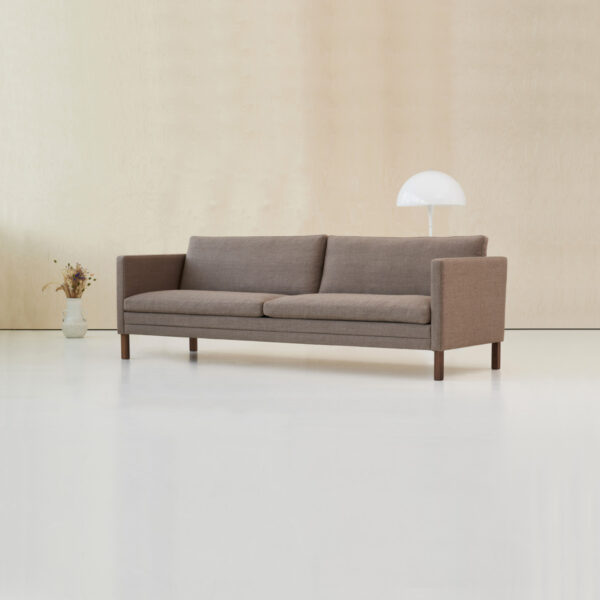 mogens hansen sofa model mh2614 i udstilling med verner panton lampe