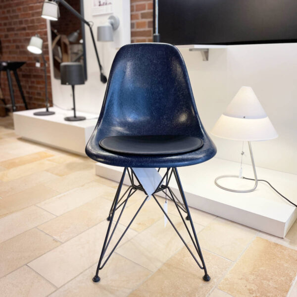 DSR Eames Fiberglass Side Chair Navy blue stol set I udstilling på tilbud