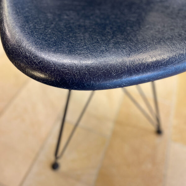detaljebillede af DSR Eames Fiberglass Side Chair Navy blue