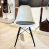 DSR Eames Fiberglass Side Chair – Parchement/Ahorn – Udstillingsmodel hvid