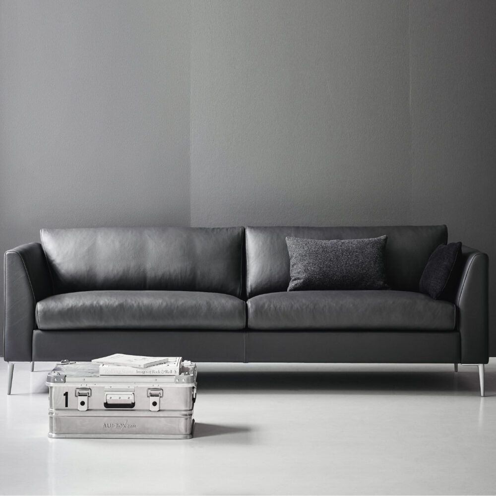 mogens hansen mh272 sofa I sort læder set i udstilling