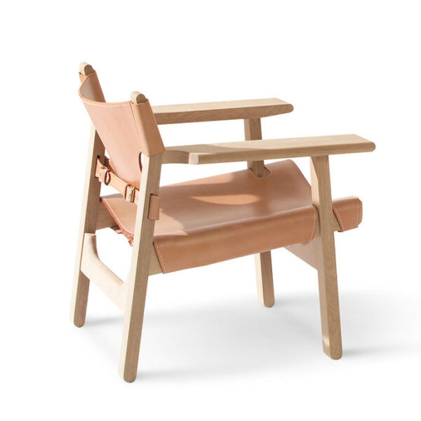 den spanske stol bm2226 i natur læder og sæbebehandlet egetræ set bagfra