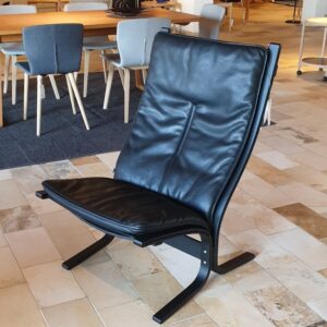 Fiora høj Siesta stol – Sort ask – Udstillingsmodel