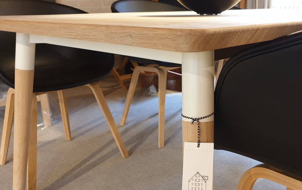 Sleipner - Spisebord i massiv eg fra Haslev - Udstillingsmodel