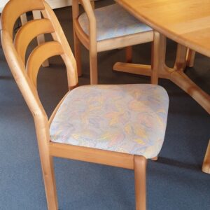 Dyrlund - Spisebord inkl. 5 stole -Udstillingsmodel