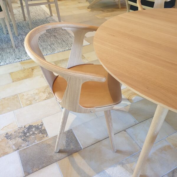 In Between Spisebord med stole fra Andtradition - Udstillingsmodel