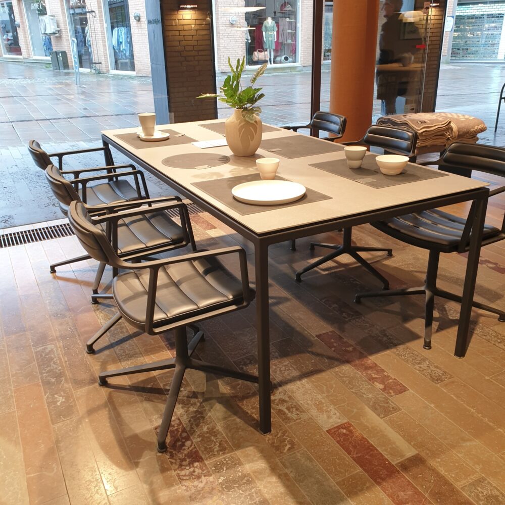 VIPP Spisebord inkl. 6 stole - Udstillingsmodel