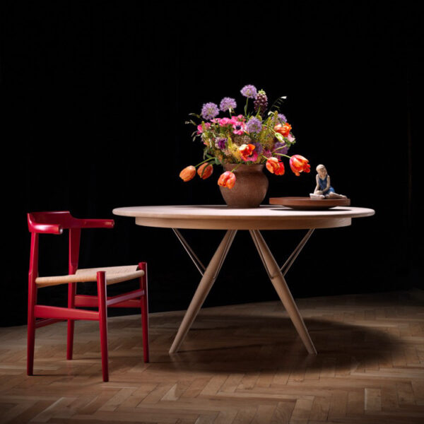 pp75/140 wegner spisebord udstillet sammen med rød pp68 stol