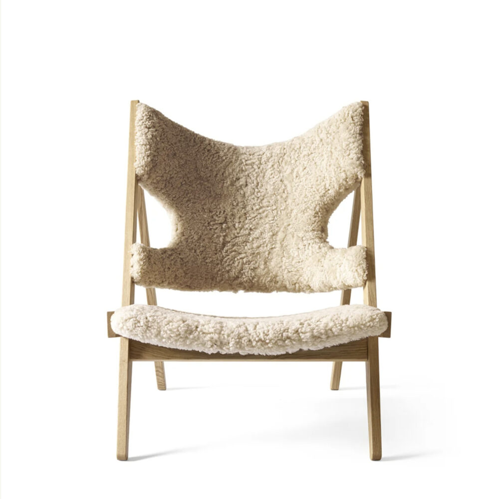 packshot billede af knitting lounge chair lænestol i fåreskin - hvid baggrund